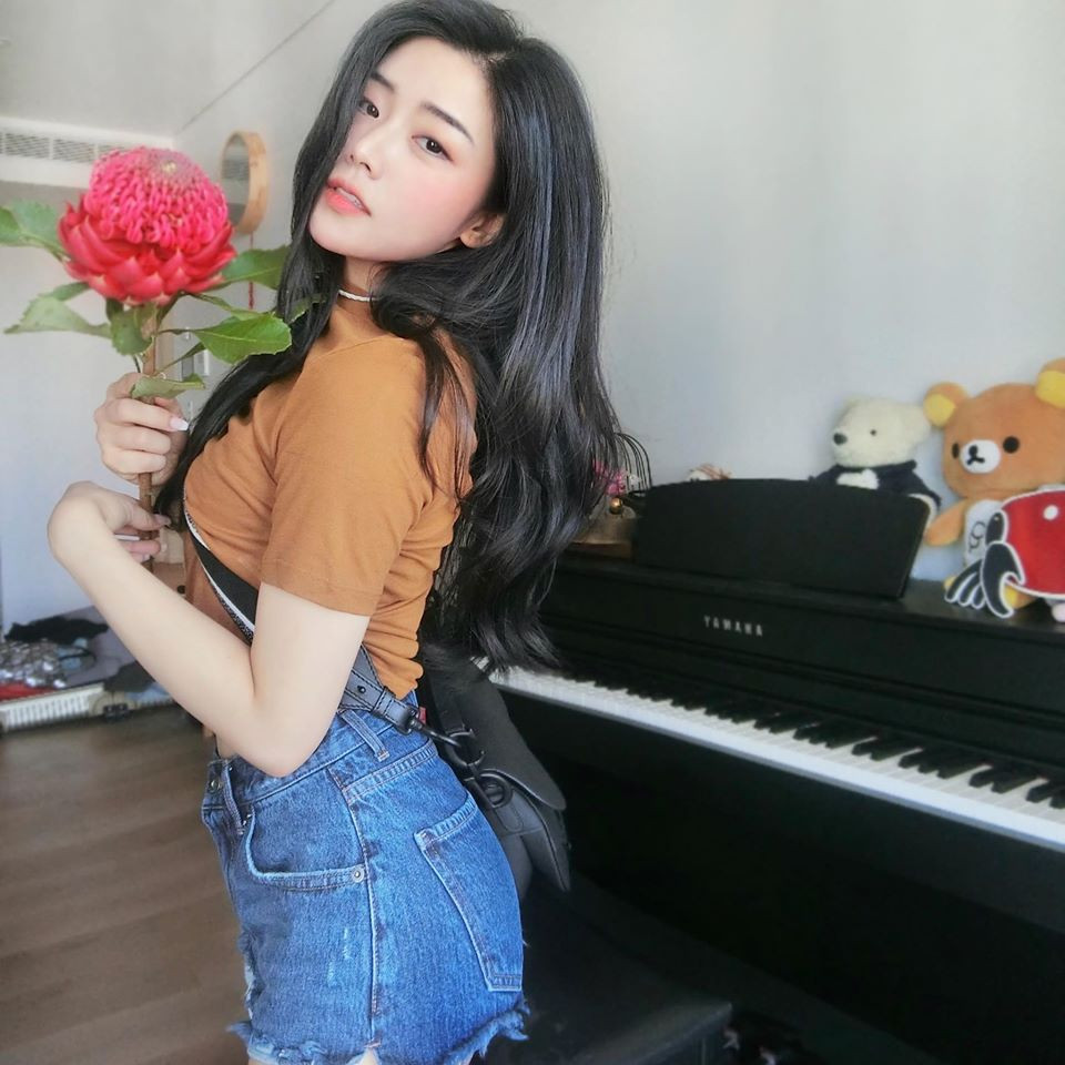 Cô nàng sinh năm 1989 này có cả tủ đồ quần áo và túi xách hàng hiệu sành điệu.