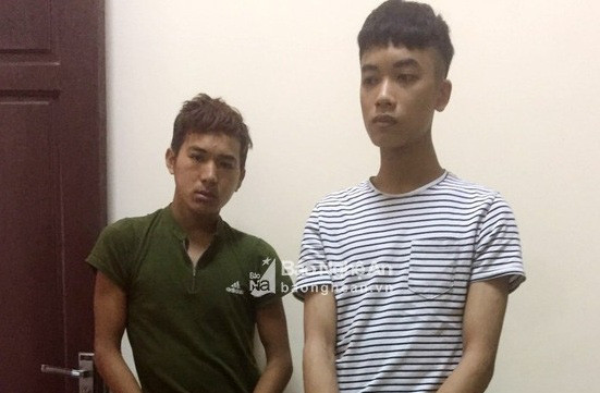 Bi duoi danh vi choi ruou, nam thanh nien rut dao dam 2 nguoi chet, 1 nguoi nguy kich