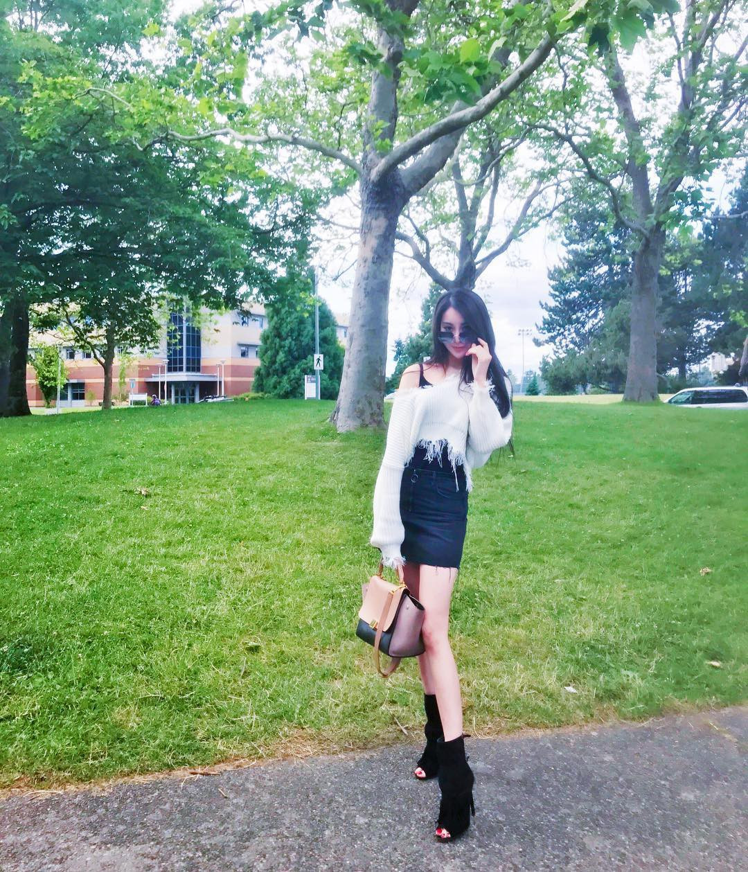 Đen trắng là hai gam màu đơn giản nhưng lại tạo nên phong cách quý phái cho quý cô Weymi Cho.