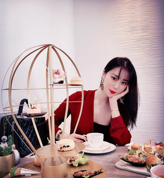 Cô thích các gam màu trầm tối nhẹ nhàng và đằm thắm.