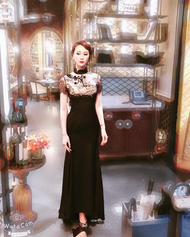 Những chiếc đầm đen quý phái không thể thiếu trong tủ đồ của Weymi Cho.