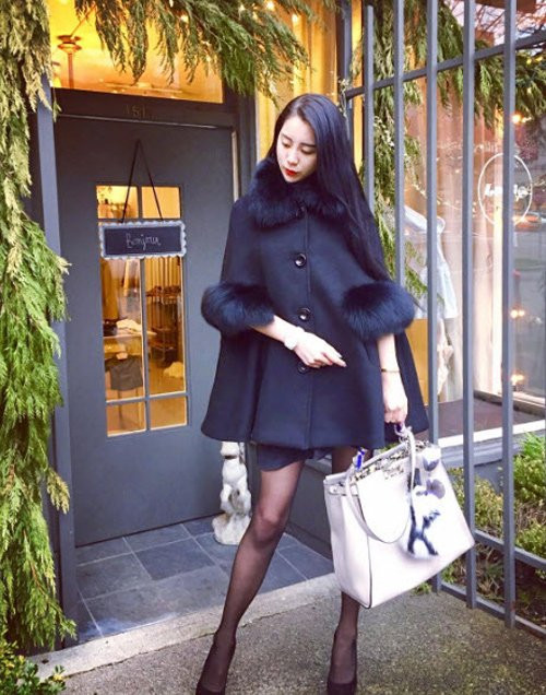 Tủ đồ của cô chất đống những món đồ hiệu sang chảnh mà mọi cô gái đều mơ ước có được.