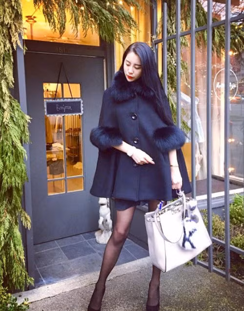 Tủ đồ của cô chất đống những món đồ hiệu sang chảnh mà mọi cô gái đều mơ ước có được.