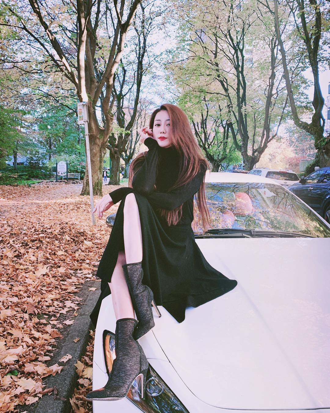 Tiểu thư thường xuyên ăn mặc sang chảnh và chụp ảnh cùng siêu xe sang trọng.