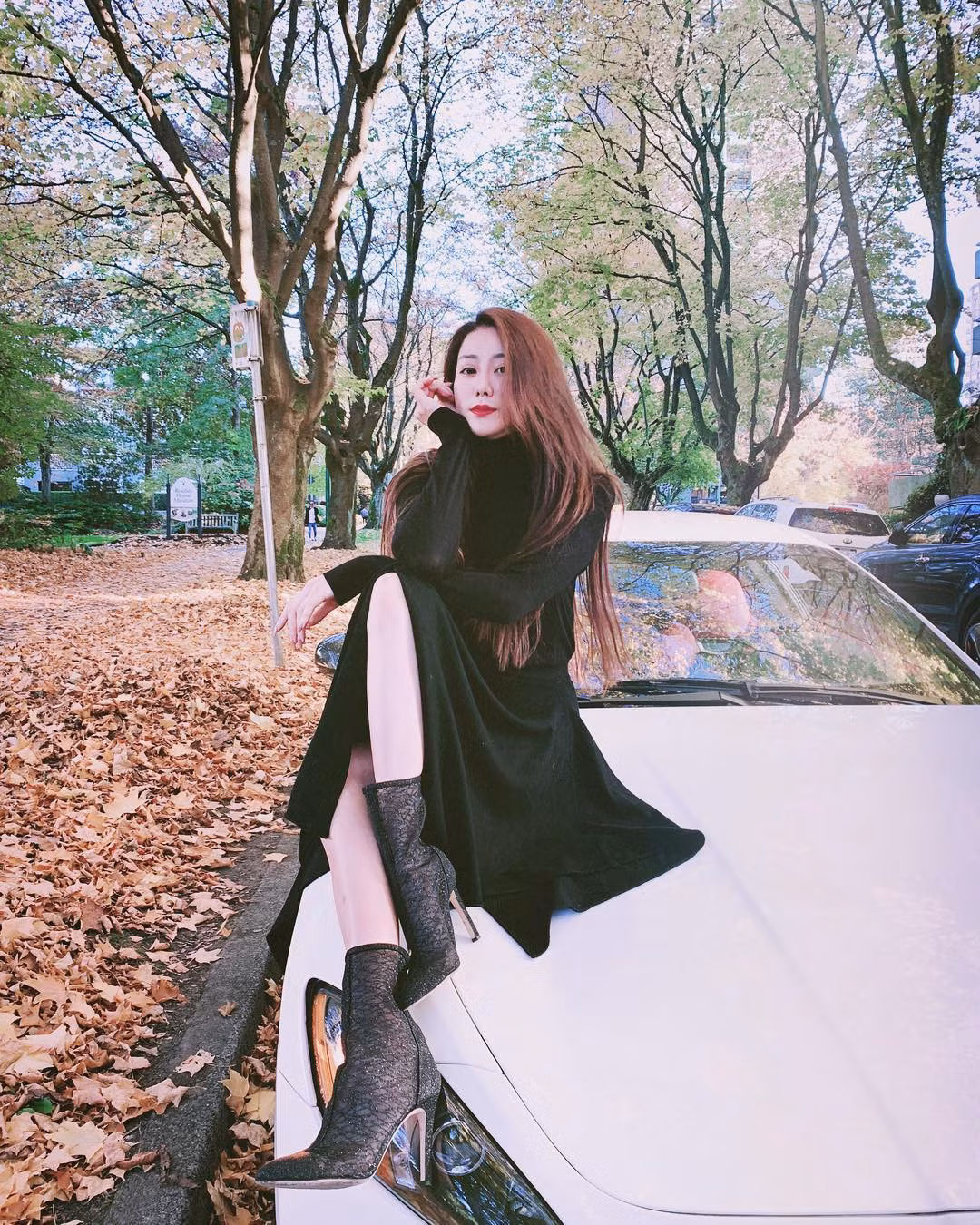 Tiểu thư thường xuyên ăn mặc sang chảnh và chụp ảnh cùng siêu xe sang trọng.