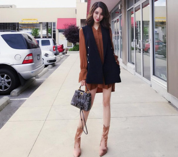 Người đẹp Trung Quốc thường xuyên sử dụng túi xách, quần áo của các thương hiệu đình đám thế giới như Dior, Fendi, Hermes…