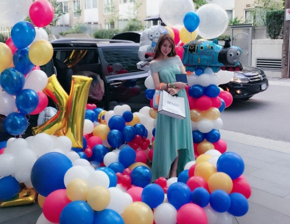 Được bố mẹ chu cấp 11 tỷ đồng/tháng, Weymi Cho thường xuyên mua sắm và mặc hàng hiệu đắt đỏ.