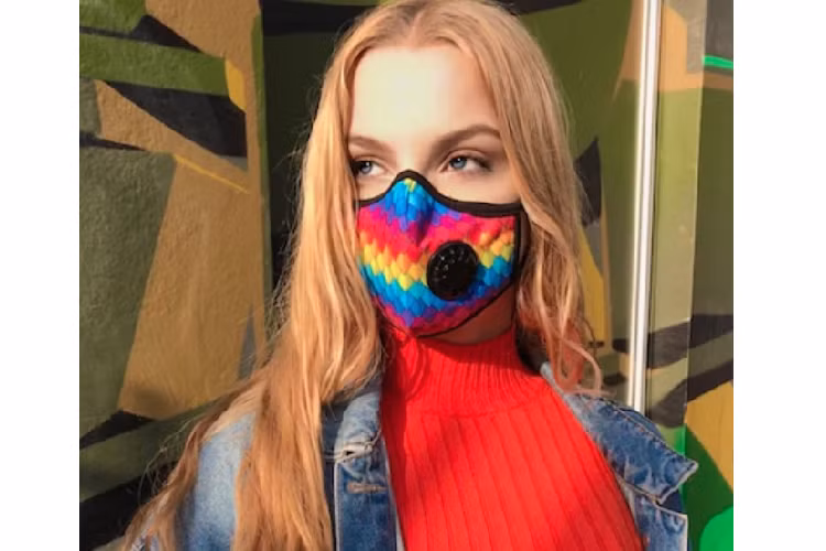 Những mẫu khẩu trang Vogmask có thiết kế bắt mắt và giá cao hơn so với các đối thủ. Sản phẩm đạt tiêu chuẩn N99 (có thể lọc 99% những hạt bụi siêu mịn, phấn hoa, vi khuẩn…). Khẩu trang Vogmask có thể tái sử dụng được nhiều lần.