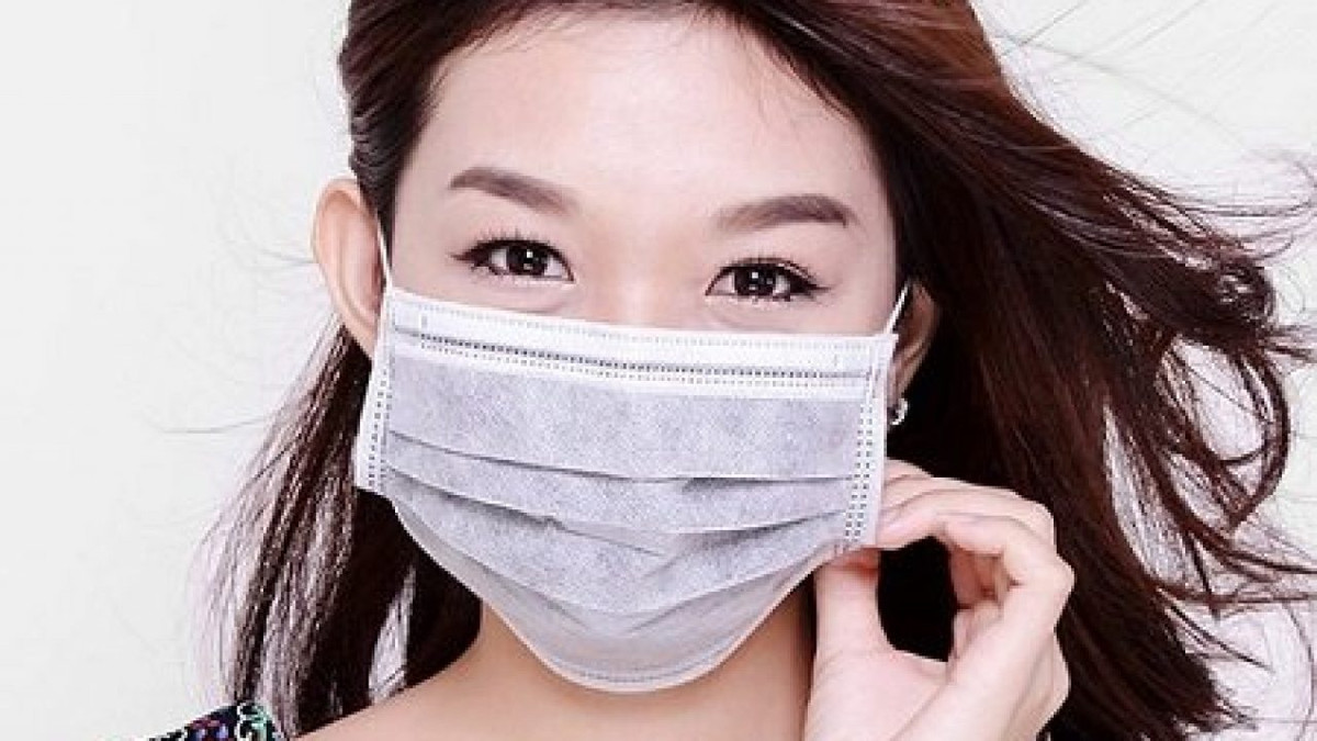 Cùng với các mặt hàng cao cấp thì các loại khẩu trang y tế dùng một lần cũng đắt khách. Được trang bị lớp than hoạt tính lọc bụi, quan trọng hơn cả là giá bán không quá đắt, khá phù hợp với túi tiền của đa số người tiêu dùng.