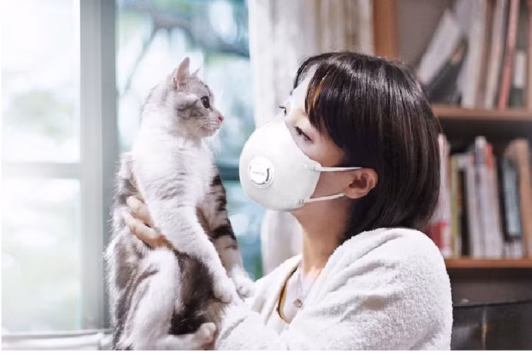 Xiaomi AirPOP là loại khẩu trang có 4 lớp, ngăn được những loại bụi có kích thước siêu nhỏ như PM2.5. Bên cạnh đó, sản phẩm còn có van xoay để thoát khí và hơi nóng, tránh tình trạng mắt kính bị mờ khi người dùng mang khẩu trang.