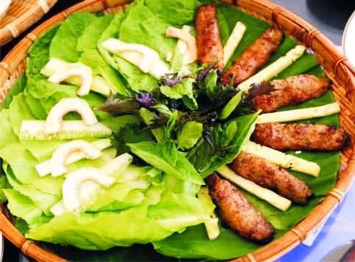 Nem lụi chất Huế: Nhiều người thường nói “Nem lụi là một trong những món ăn đặc sệt Huế”’. Ở đường Nguyễn Huệ có hai quán nem lụi. Suốt ngày đêm quán nào cũng chật ních người ăn. Khách hàng lần đầu ăn nem lụi, ai cũng xuýt xoa khen ngon để rồi ăn tiếp lần hai, lần ba, thậm chí ăn hàng ngày như dân “nghiện" và lần nào cũng vẫn cứ khen ngon.