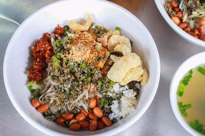 Cơm hến là món ăn dân dã mang đậm hương vị đậm đà của người dân xứ Huế. Nguyên liệu để nấu cơm hến đơn giản chỉ là những món ăn hàng ngày như cơm trắng nấu chín để nguội cùng với thịt hến, gia vị và tóp mỡ chiên giòn nhưng ăn rất ngon.