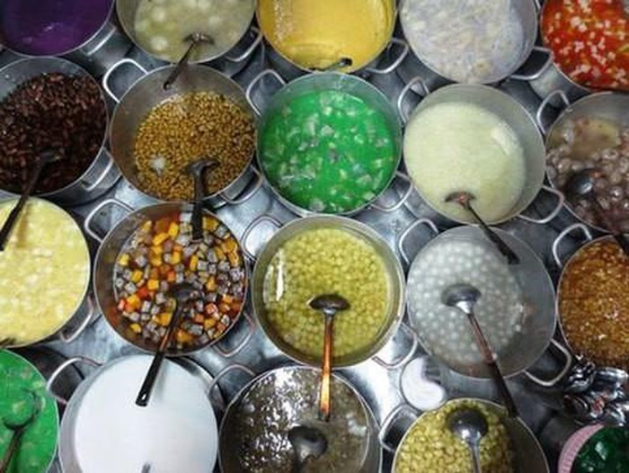 Chè hẻm Huế: Không ai biết chè hẻm có ở Huế từ bao giờ mà chỉ biết gọi là thế, bởi nó thường nằm sâu trong các ngõ ngách với rất nhiều loại chè khác nhau. Mỗi loại chè có một hương vị riêng, ngon bổ, tinh tế và cầu kỳ như chính nét đặc trưng của đặc sản xứ Huế. Ảnh: Internet.