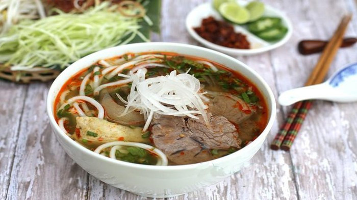 Bún bò Huế: Đây là món Huế cực tinh túy được nhiều du khách biết đến. Bún bò Huế mang một hương vị đặc trưng riêng mà không nơi nào có được, đó là vị ngọt thanh của gia vị cùng với mùi sả, ruốc, nước dùng, thịt luộc ăn kèm với rau thơm, chanh, tiêu, nước mắm…tạo nên sức hấp dẫn tới lạ lùng.