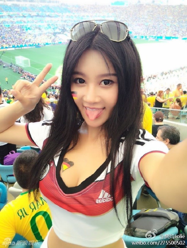 Một cổ động viên nữ Trung Quốc cũng mặc táo bạo khi đi xem bóng đá. Ảnh: Internet.