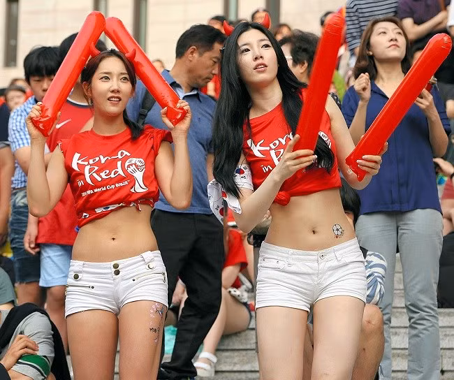 Hai cô gái Hàn Quốc diện trang phục hở eo táo bạo trên khán đài khi xem bóng đá.