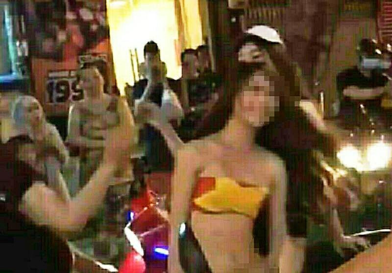 Họ diện những bộ trang phục ngắn cũn cỡn, hở chỗ này lộ chỗ kia.