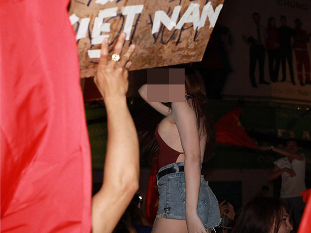 Cô gái mặc yếm hở hang ra đường cổ vũ bóng đá.