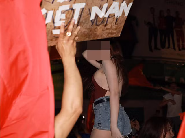 Cô gái mặc yếm hở hang ra đường cổ vũ bóng đá.