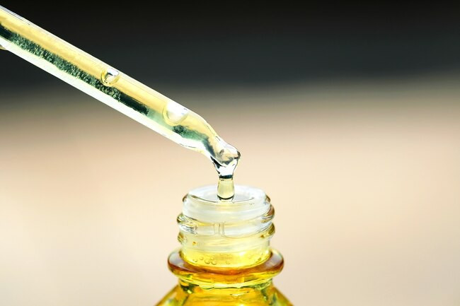 Vitamin E trị sẹo: Cơ thể cần vitamin E để bảo vệ tế bào, tuy nhiên việc thoa vitamin E lên vết sẹo không làm cho chúng biến mất. Thay vì dùng ngoài da, hãy bổ sung vitamin E qua đường ăn uống.