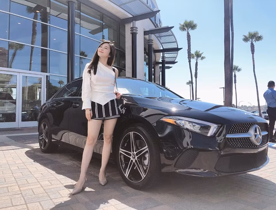 Sau khi tạm gác sự nghiệp ca hát tới Mỹ học tập, Hương Tràm cũng thay đổi phong cách thời trang gợi cảm thường thấy để chuyển sang hình tượng trẻ trung, cá tính.