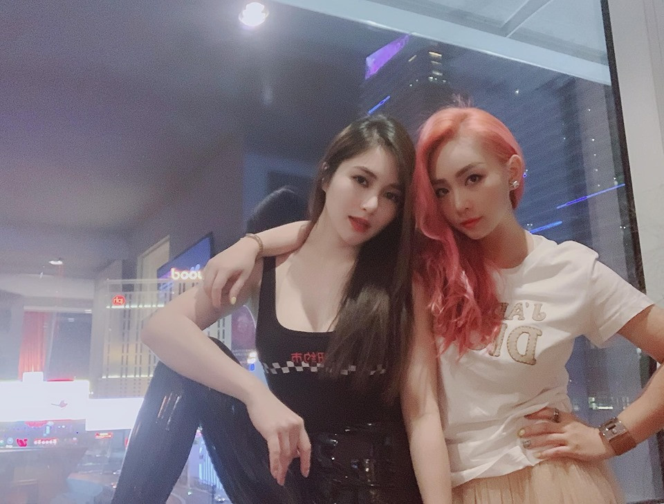 Nữ ca sĩ gốc Nghệ An thường diện áo hai dây và quần bó sát để khoe vóc dáng khỏe khoắn, thon thả.