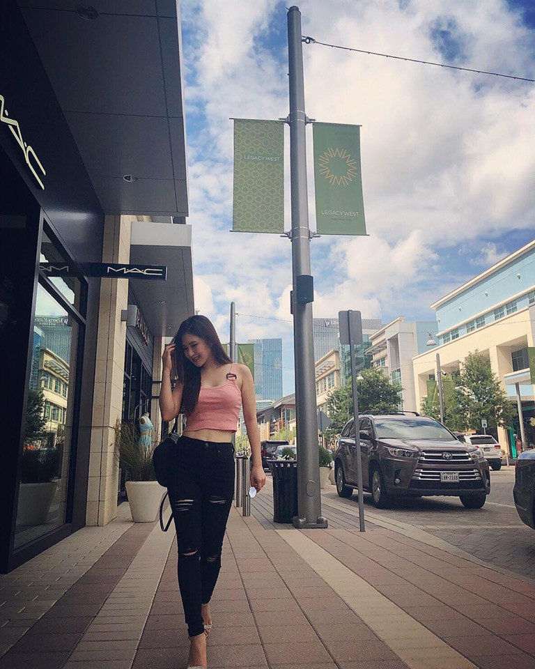 Cô nàng diện áo hai dây với quần jean tự tin dạo phố.