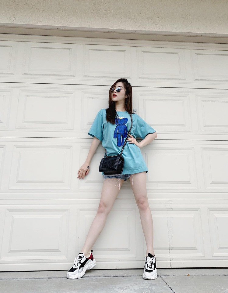 Các kiểu áo phông phom rộng luôn sẵn trong tủ đồ của Hương Tràm.