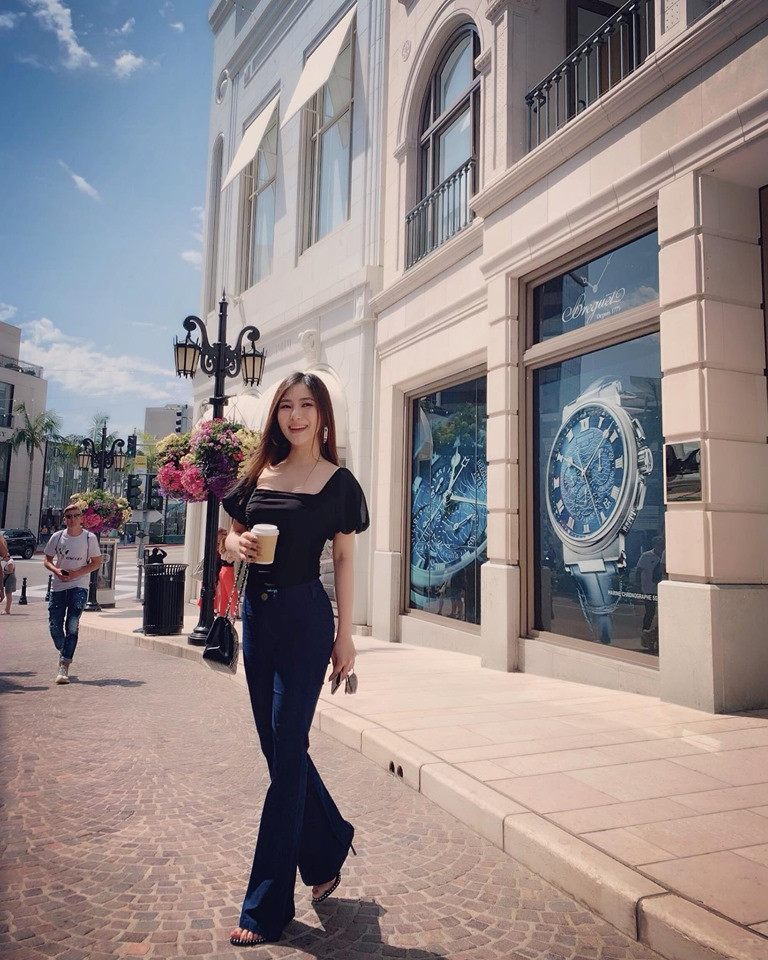 Ngoài việc thay đổi gu thời trang, nữ ca sĩ cũng rũ bỏ lớp make up dày cộp để khoe gương mặt mộc với làn da mịn màng, xinh tươi.