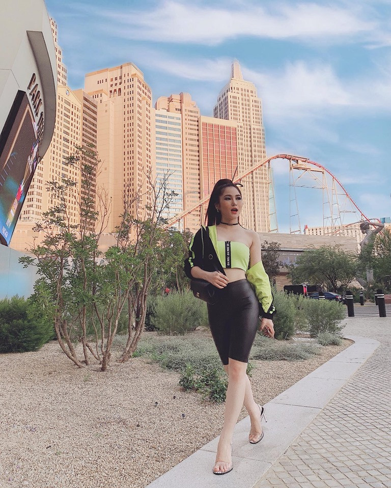 Giọng ca Em gái mưa khá chăm diện các kiểu croptop, áo phông, quần cạp cao để tôn đôi chân thon và trắng. 