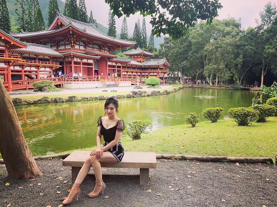 Không còn xuất hiện với những bộ trang phục biểu diễn cầu kỳ, gợi cảm, Hương Tràm hào hứng diện style trẻ trung, năng động đúng với độ tuổi của mình.