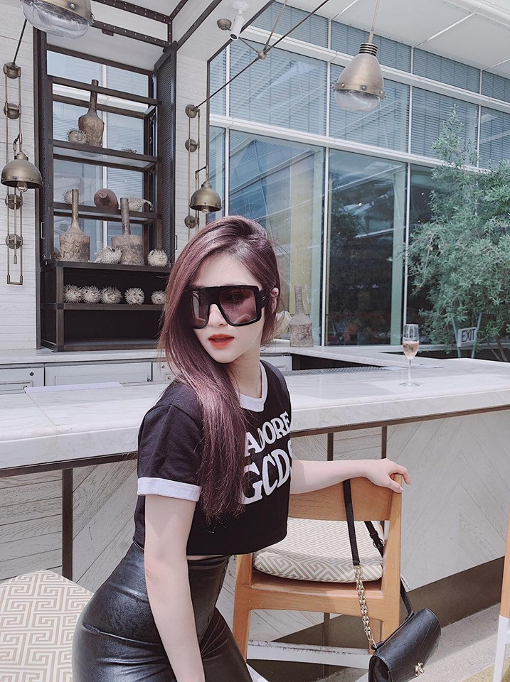 Dường như phong cách thời trang trẻ trung của Hương Tràm khá hợp với độ tuổi 24 của cô.