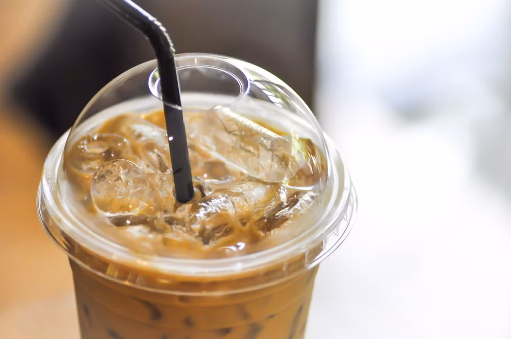 Đồ uống chứa caffeine: Đồ uống chứa caffeine như cà phê, trà, nước có gas… có thể khiến cơ thể mất nước nhiều hơn, khiến bạn lâu hồi phục. Nguyên nhân là bởi caffeine có thể hoạt động như một chất lợi tiểu. Chưa kể, các loại đồ uống này cũng thường chứa nhiều đường và gây viêm trong cơ thể.