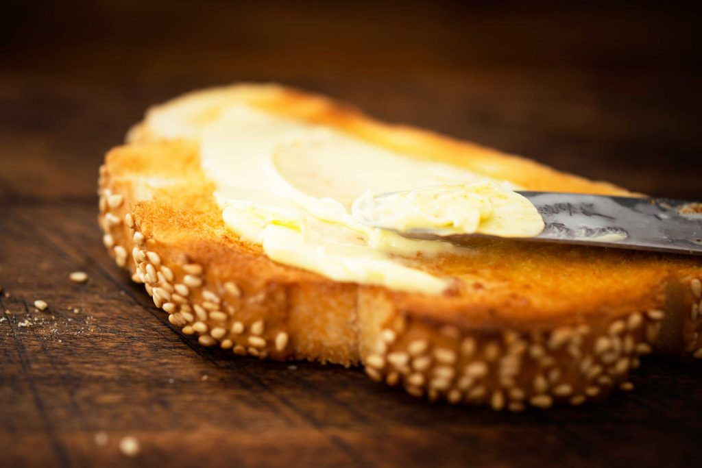 Thực phẩm giàu carbohydrate tinh chế: Các thực phẩm tuyệt đối không nên ăn khi cảm lạnh vì giàu carbohydrate tinh chế như bánh mì trắng, bánh quy, mì ống… thường được phân hủy thành đường rất nhanh chóng. Do đó, chúng cũng có thể gây viêm trong cơ thể tương tự như các loại đồ ngọt. Thay vào đó, bạn nên tiêu thụ các thực phẩm giàu carbohydrate phức tạp như ngũ cốc nguyên hạt, các loại rau củ nhiều chất xơ. Những thực phẩm này có thể giúp bạn thấy no lâu, giảm viêm tự nhiên.