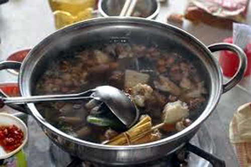 Theo người dân miền Tây, lẩu rắn hổ hành không chỉ ăn ngon mà còn rất bổ dưỡng, đặc biệt là đối với những người mệt mỏi, suy nhược cơ thể. Do đó, mỗi khi có khách quý đến thăm họ thường nấu món đặc sản này để thiết đãi.