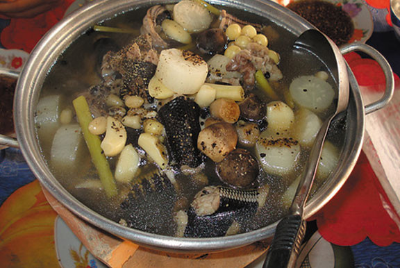 Lẩu rắn có nước trong, vị ngọt đậm đà của thịt rắn. Khi ăn, thực khách thưởng thức thức cùng rau mồng tơi, mướp thái vát, lá lốt và các loại rau đặc sản của sông nước miền Tây. Món lẩu rắn tuy bề ngoài có vẻ “kinh dị” nhưng nếu vượt qua sự sợ hãi, du khách sẽ yêu thích món ăn đặc trưng cho ẩm thực miền Tây này.