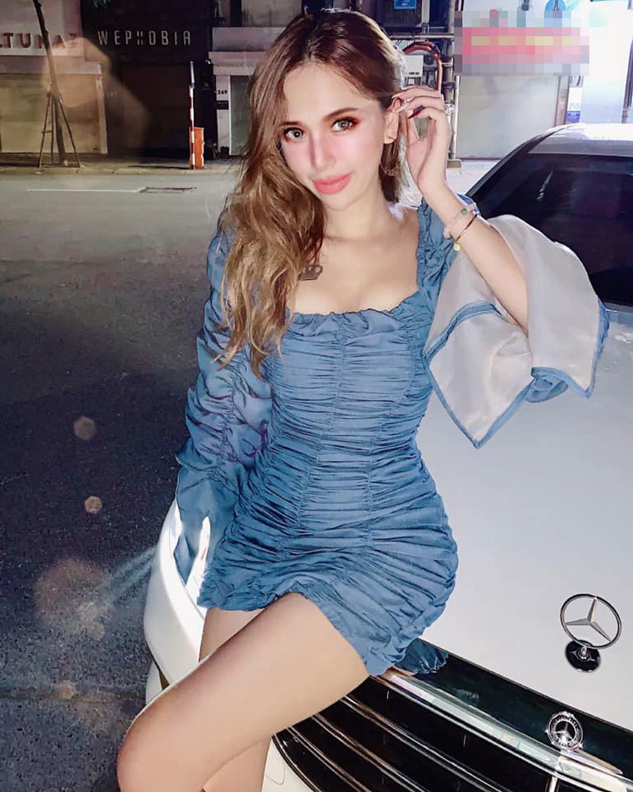 Người đẹp 9X này thường xuyên khoe gu ăn mặc sành điệu cùng những món hàng hiệu đắt tiền. Không chỉ thế còn thường xuyên xuất hiện với siêu xe Bentley.