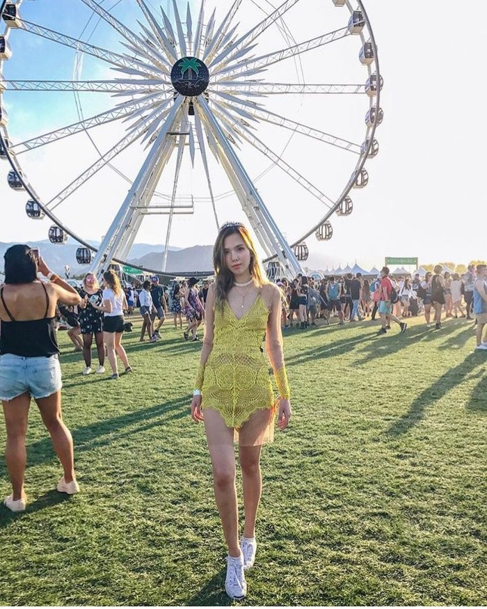 Phương Uyên thường xuyên mặc các kiểu váy ren nhằm khoe các đường cong nóng bỏng.