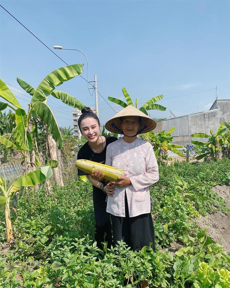 Angela Phuong Trinh khoe cuoc song binh di khi tro ve que noi