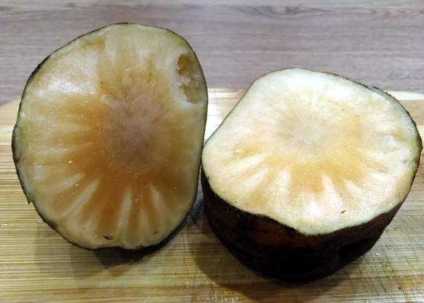 Củ sâm đất được nhiều người ưa chuộng là bởi có nhiều công dụng cho sức khỏe và giá lại rẻ như khoai. Giá mua sâm đất tại vườn chỉ 15.000 đồng, còn giá bán lẻ 30.000 - 60.000 đồng một kg.