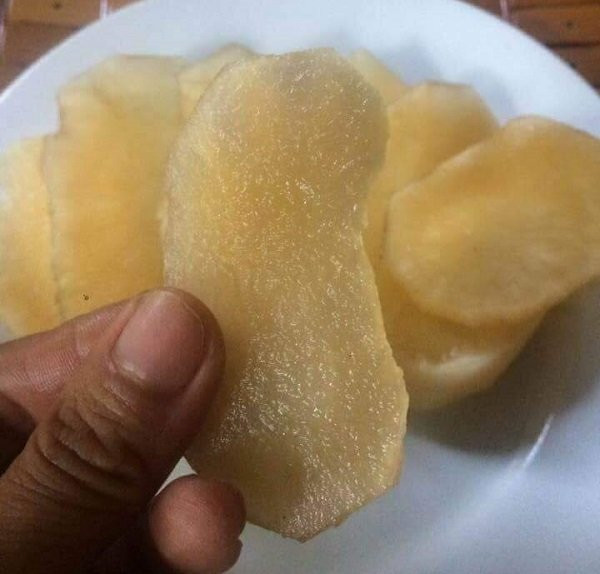 Sâm đất là đặc sản nổi tiếng ở Lào Cai. Củ nhìn hơi giống khoai lang nhưng khi bổ ra, ruột lại trắng trong hoặc màu vàng nhạt, mùi thơm nhẹ như mùi nhân sâm.