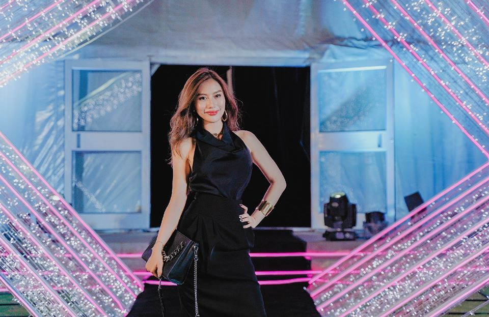 Trong quá khứ, Tracy Lê từng vô cùng tự ti khi là một cô nàng gầy gò, thiếu sức sống và bụng đầy mỡ. Để có được thân hình bốc lửa, quyến rũ như hiện tại, cô đã phải tăng gần 10kg kết hợp tập luyện một cách kiên trì.