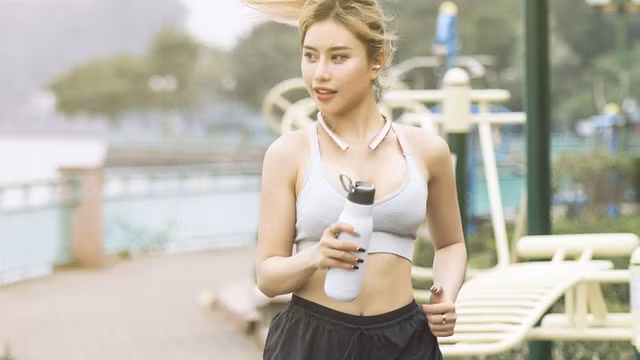 Để có vòng 1 cân đối, săn chắc như hiện tại, cô nàng 9X đã áp dụng những bài tập tạ dành riêng cho nhóm cơ này như: hít đất, banh ngực ngược, đẩy tạ qua đầu, đánh tạ ra sau...