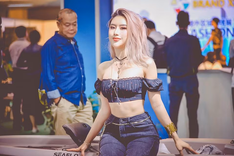 Lê Thu Trang, nick name: Tracy Lê, đến từ Hà Nội là cái tên nổi tiếng trong số các nữ gymer Việt. Cô sở hữu vóc dáng bốc lửa với những đường cong nóng bỏng cùng nhan sắc xinh đẹp.