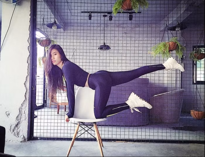 Với vòng 2, Trang cũng từng gặp vấn đề mỡ thừa khá nhiều ngay cả khi gầy gò. Trải qua các bài tập Pilates cùng phương pháp hít thở khi tập, Trang đã lấy được vòng 2 con kiến cùng cơ bụng 1:1. "Đây được xem là phương pháp hữu hiệu nhất trong việc đốt cháy mỡ thừa" - nữ gymer chia sẻ.