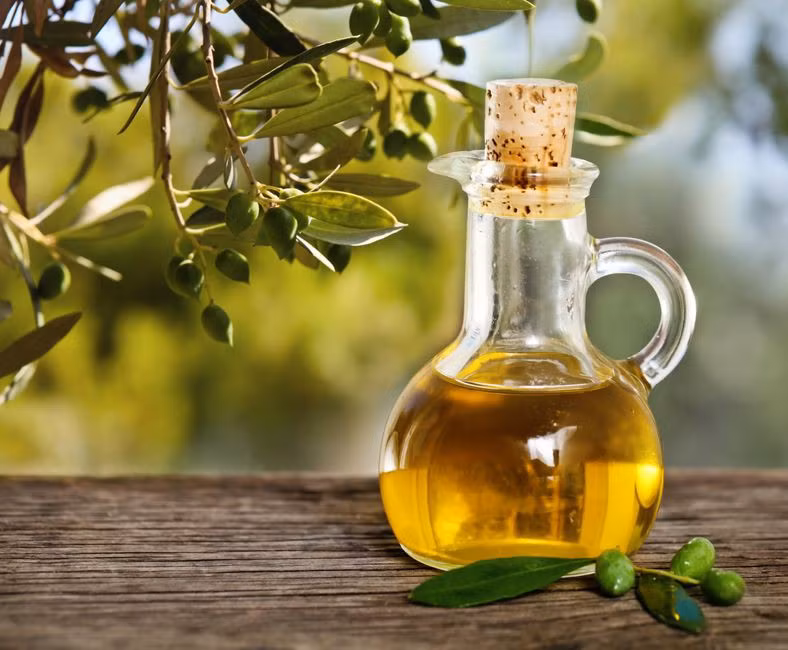 Dầu ô-liu: Dầu ô-liu dầu các chất chống oxy hóa như vitamin A và E, nhờ đó giúp cải thiện làn da chảy xệ, giúp da trẻ trung và khỏe mạnh hơn. Hãy dùng lò vi sóng làm ấm hai thìa canh dầu ô-liu, sau đó thoa đều lên da và xả sạch sau vài phút.