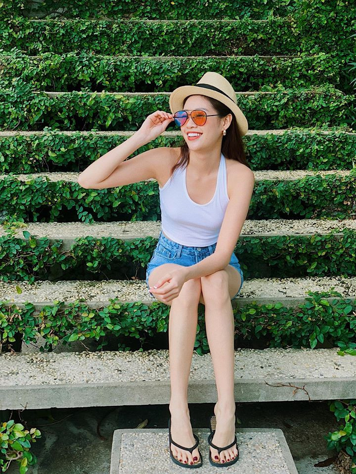 Người đẹp rất chuộng các kiểu áo hai dây phối với quần short.