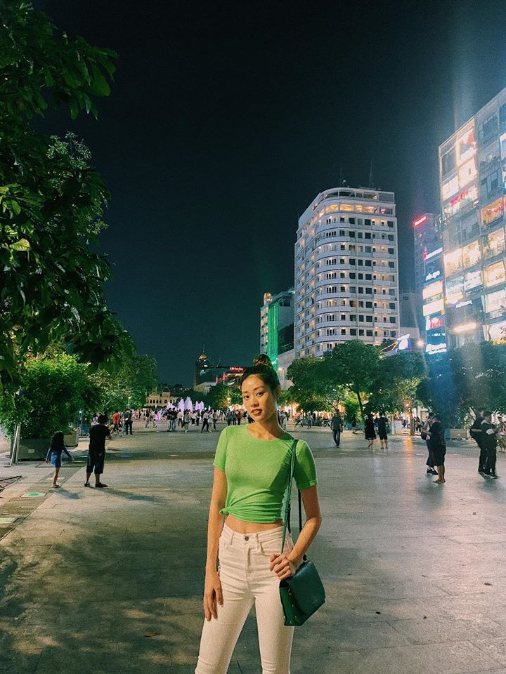 Chiếc áo thun màu xanh lá được Khánh Vân thắt nút để khoe vòng eo con kiến. Ảnh: FBNV. Video "Minh Hằng chia sẻ về phong cách thời trang". Nguồn: VTC.