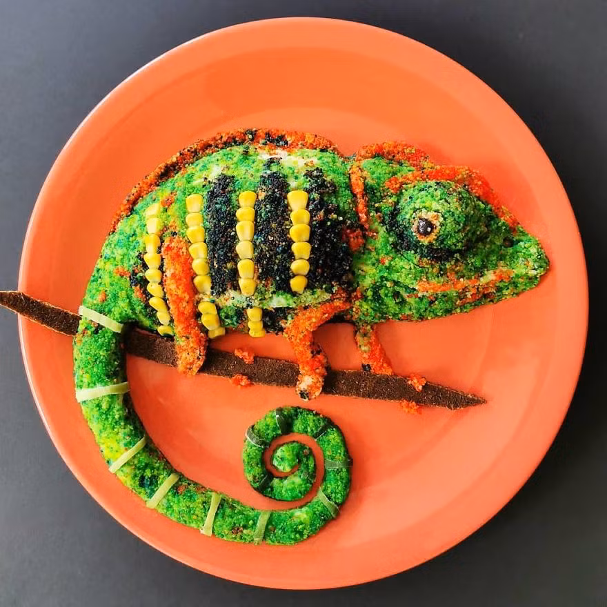 Món ăn hình chú tắc kè xanh cực sống động được làm từ cơm bông cải xanh và ngô ngọt, cà rốt. Có thể dùng như một món ăn phụ hoặc món chính. Ảnh: BP.