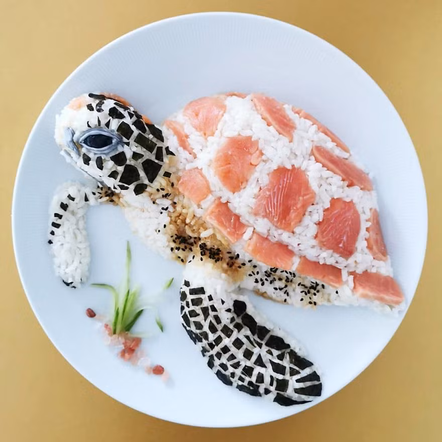 Đầu bếp De Meal Prepper cho biết, ban đầu cô chỉ chú tâm vào nấu nướng, sau đó đã có đam mê trang trí đồ ăn với đủ đề tài từ diễn viên nổi tiếng, cây cỏ, hoa lá... nhưng đặc biệt hứng thú là hình những con vật.